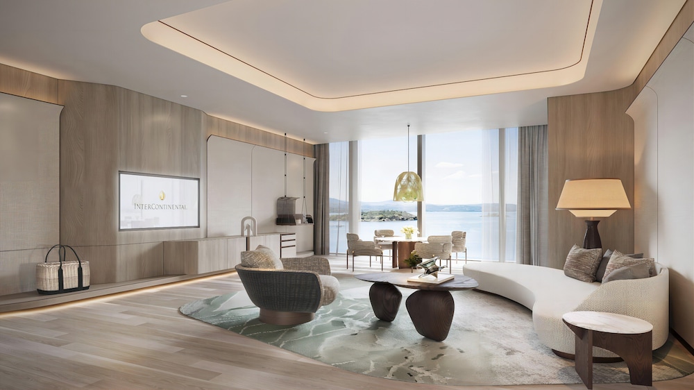 Suite, 1 King Bed, Lake View (Living Dining Area)