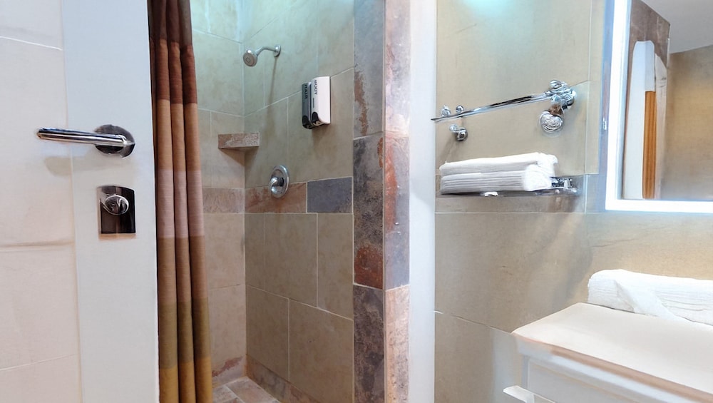 Deluxe Room, Multiple Beds, Non Smoking, Refrigerator & Microwave photo 3