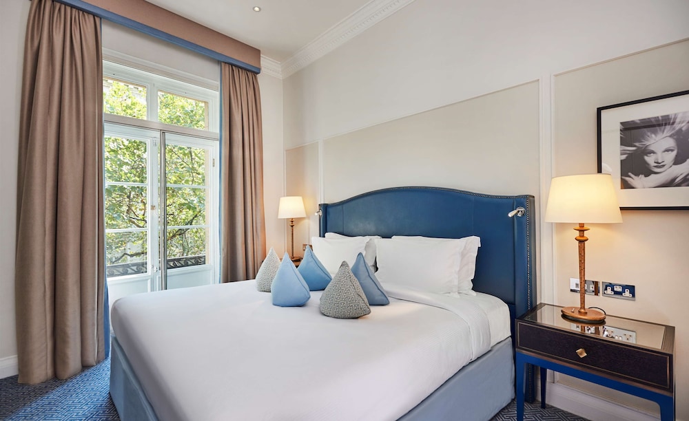 Suite, 1 King Bed (Fashion Break)
