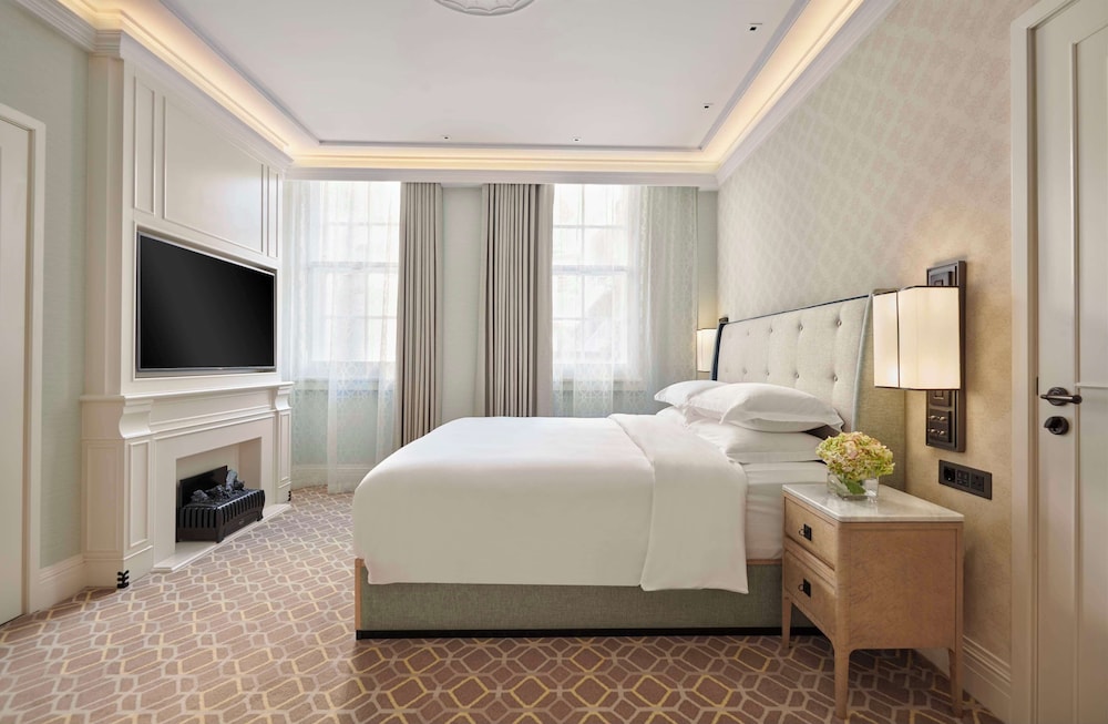 Suite, 1 King Bed (Koestler Suite)