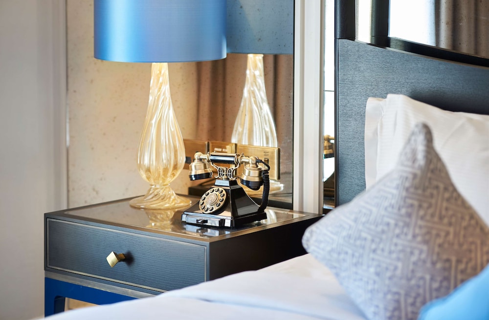 Suite, 1 King Bed (Fashion Break)