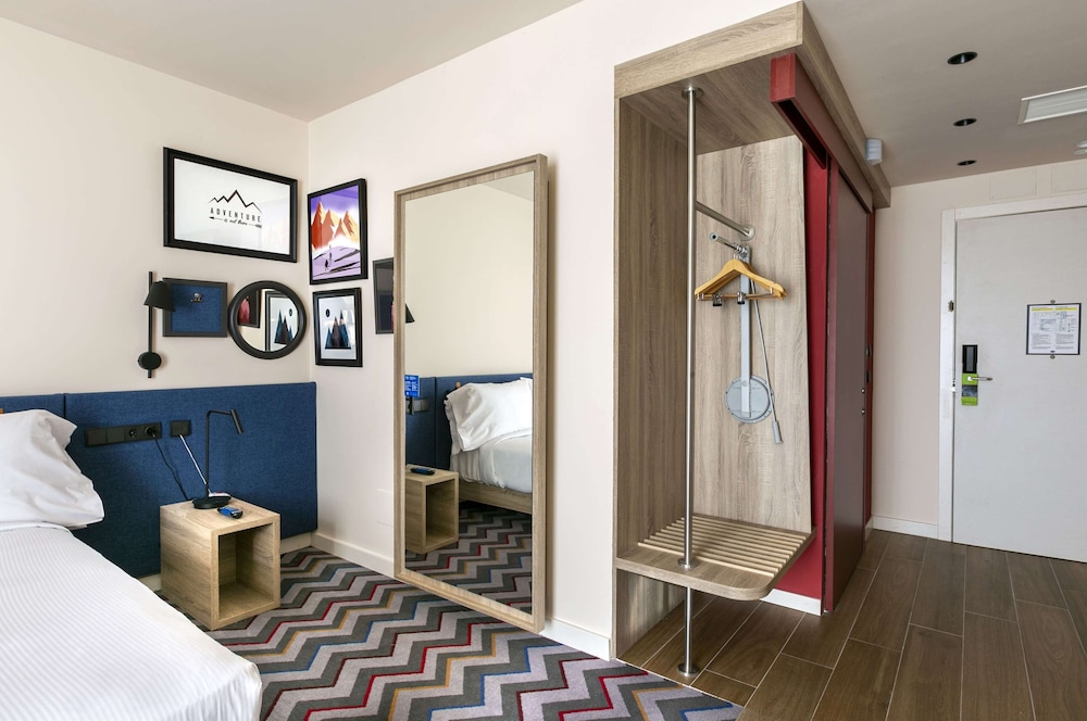 Room, 1 Queen Bed, Accessible thumbnail 6