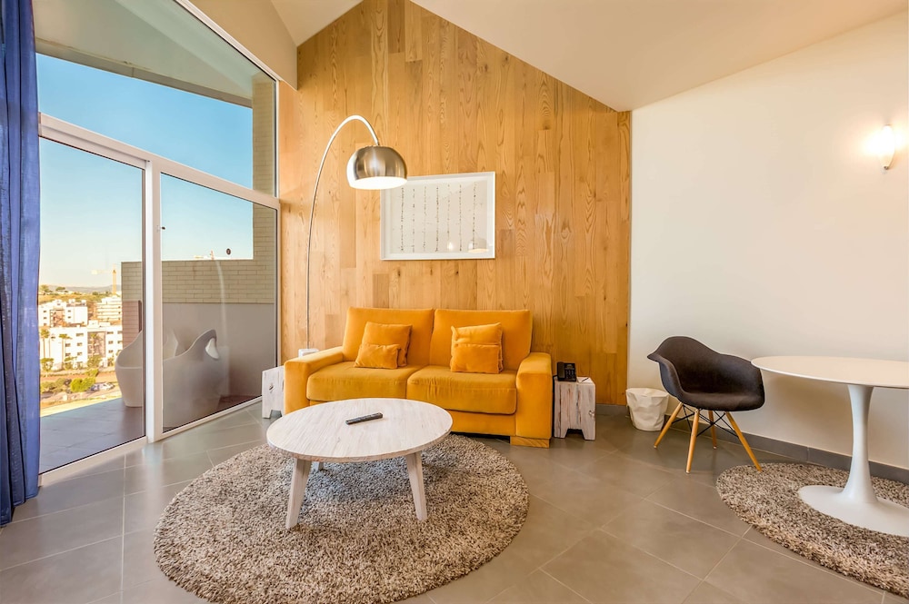 Suite, 1 Bedroom - Photo 11