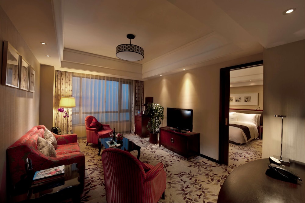1 KING BED DELUXE SUITE photo 1