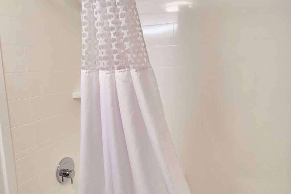 Room, Accessible, Bathtub (Mobility/Hearing) - Photo 5