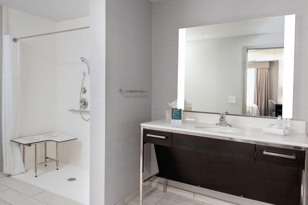 Suite, 2 Queen Beds, Accessible (Roll-In Shower) photo 3