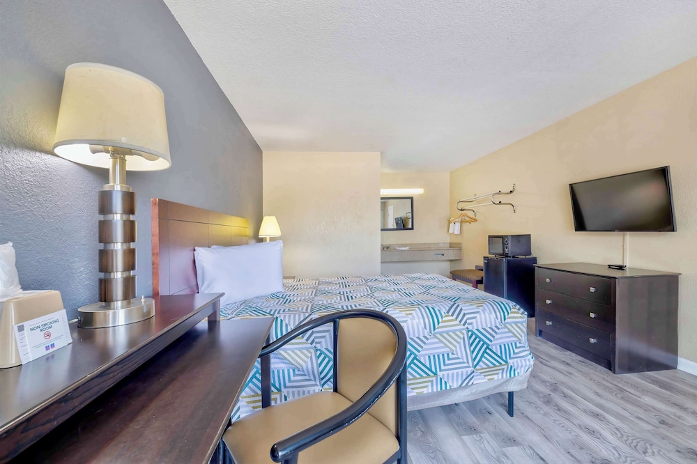 Standard Room, 1 Queen Bed, Non Smoking, Refrigerator & Microwave photo 3
