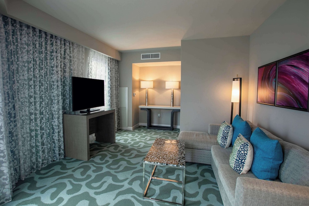 Deluxe Suite, 1 King Bed, Non Smoking (Plaza View)