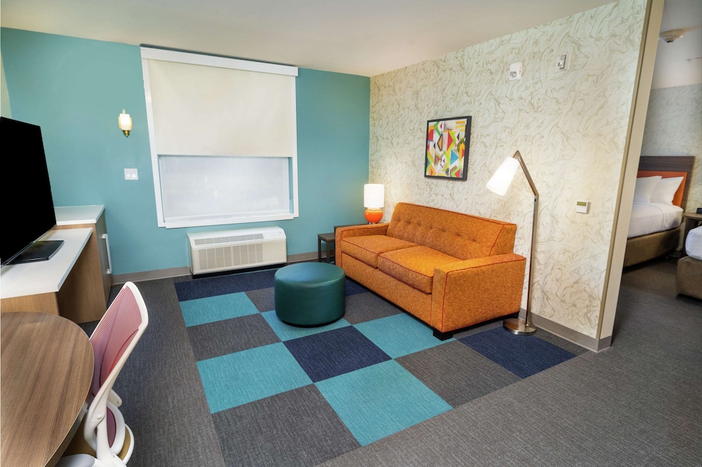 Suite, 1 King Bed, Accessible (Mobility & Hearing, Roll-in Shower) - Photo 3