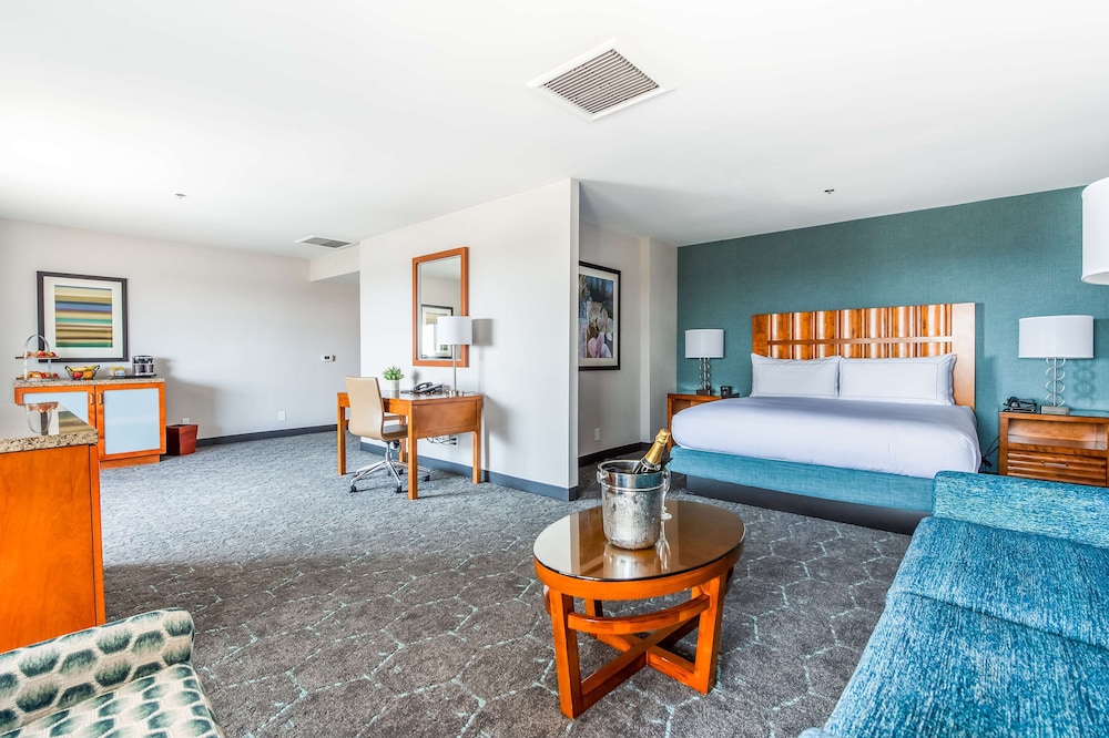 Executive Suite, 1 King Bed, Non Smoking, Balcony - Photo 1