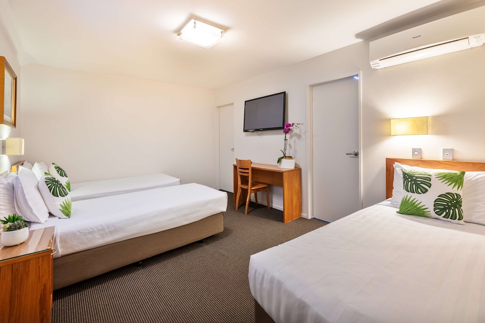 Standard Apartment, Multiple Beds, Non Smoking, Kitchen - Photo 4