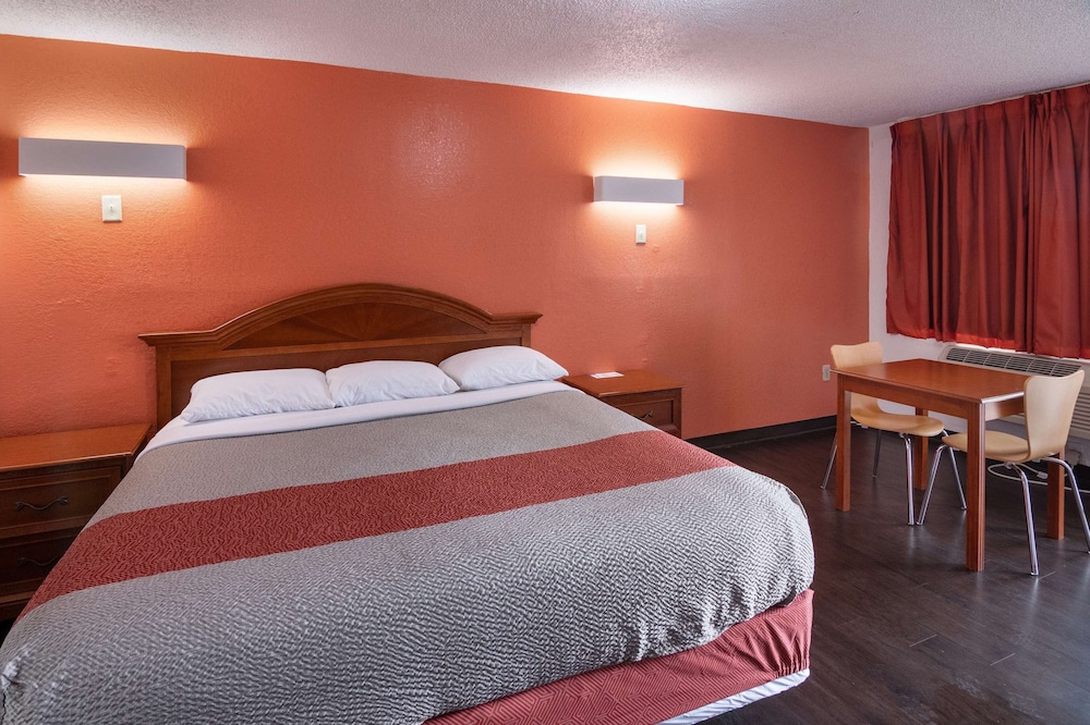 Deluxe Suite, 1 King Bed, Accessible, Non Smoking photo 2