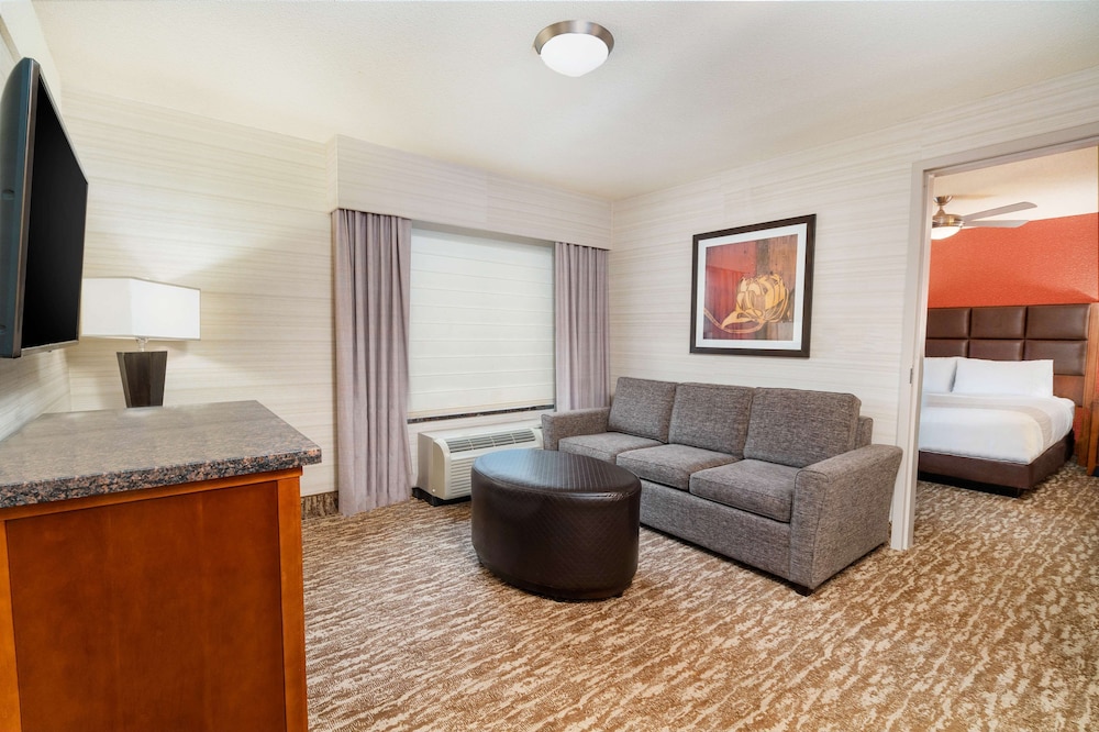 Suite, 2 Bedrooms, Accessible, Bathtub - Photo 3