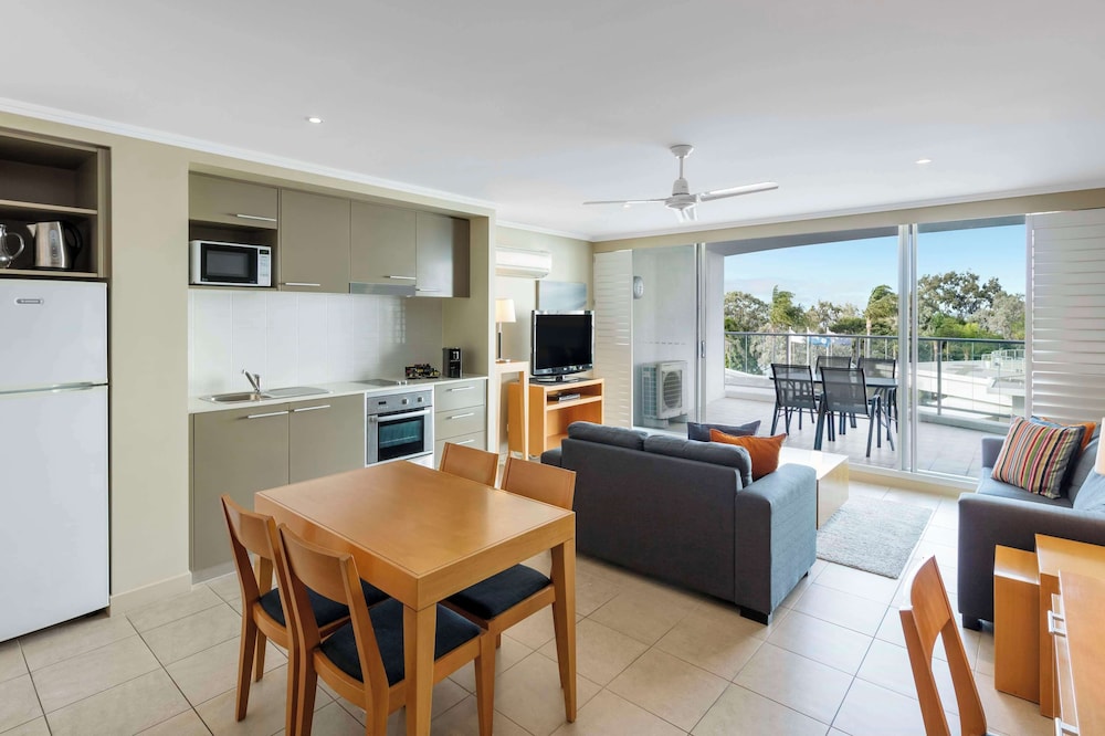 Apartment, 3 Bedrooms, Pool View - Photo 13