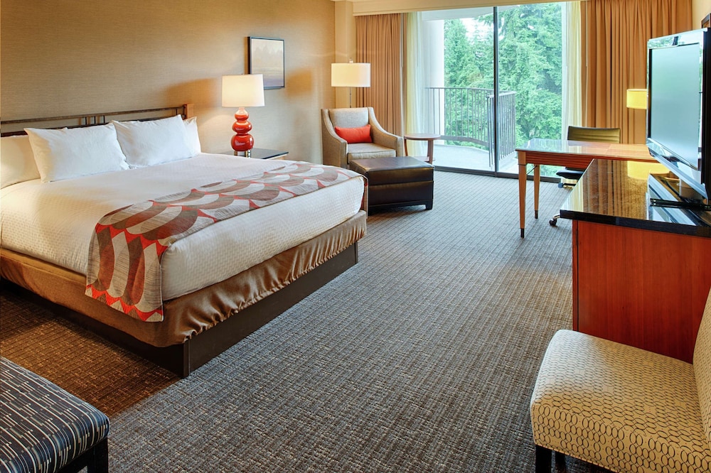 Premium Room, 1 King Bed, Balcony, Mountain View - Photo 2