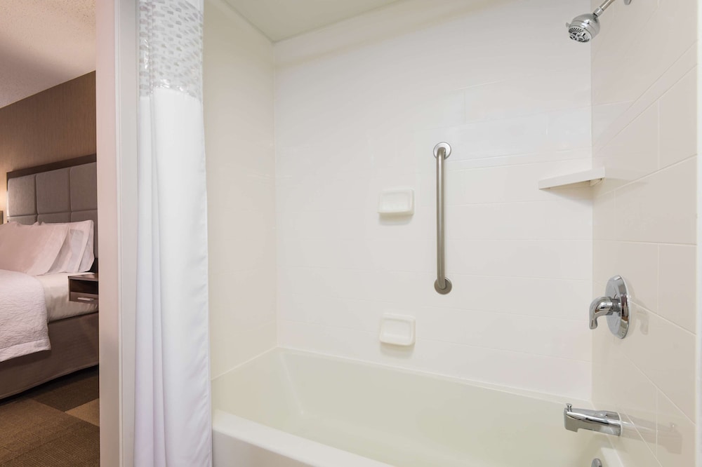 Deluxe, One King Bed, Pullout couch, Non-Smoking - Photo 4