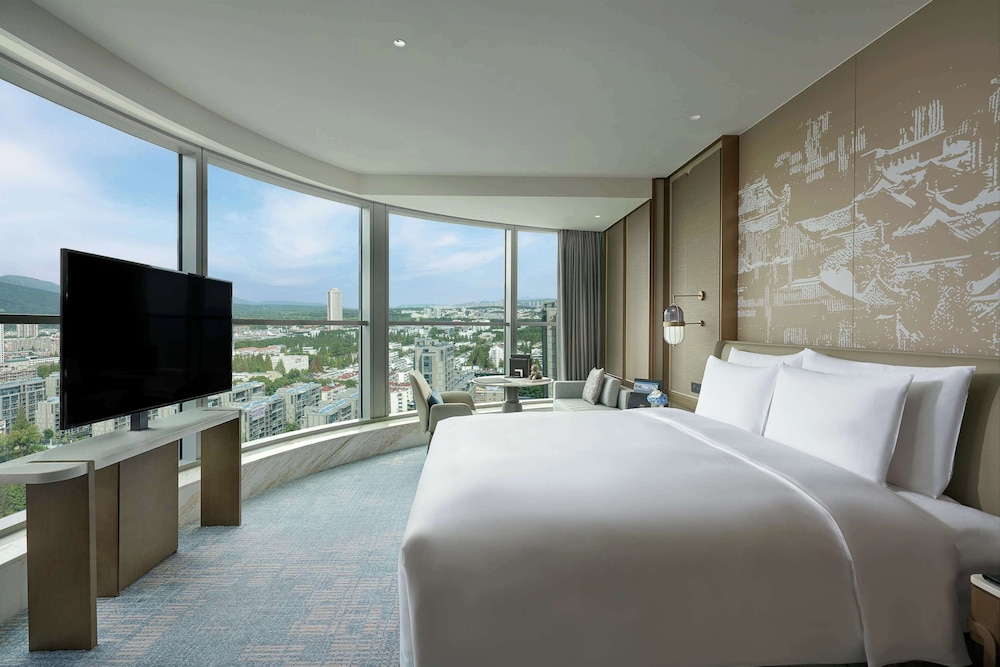 Room, 1 King Bed (Deluxe Corner King)