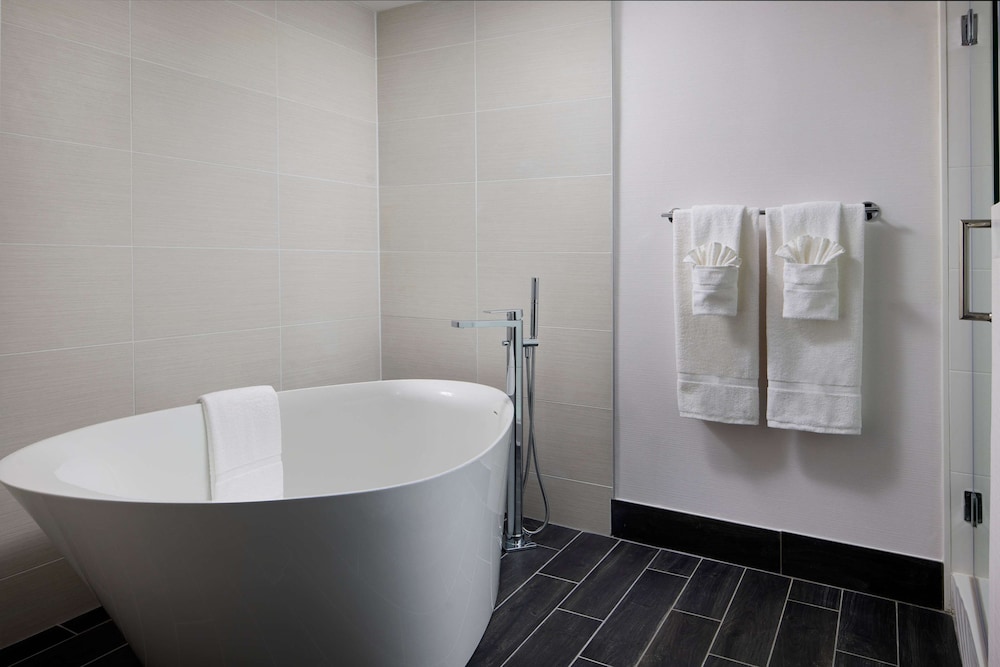 Suite, 1 King Bed (Soaking Tub) - Photo 8