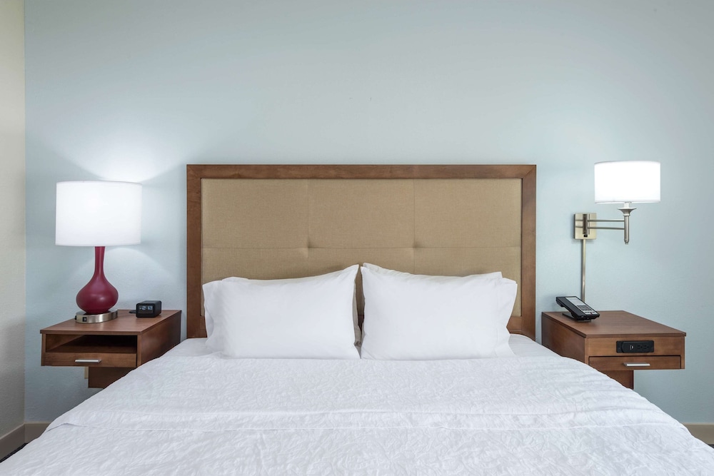 One King Size Bed With A Chaise Lounge photo 3