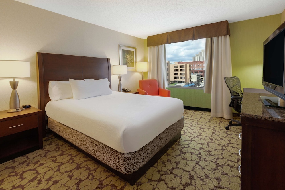 Room, 1 Queen Bed, Accessible (Roll-In Shower) - Photo 2