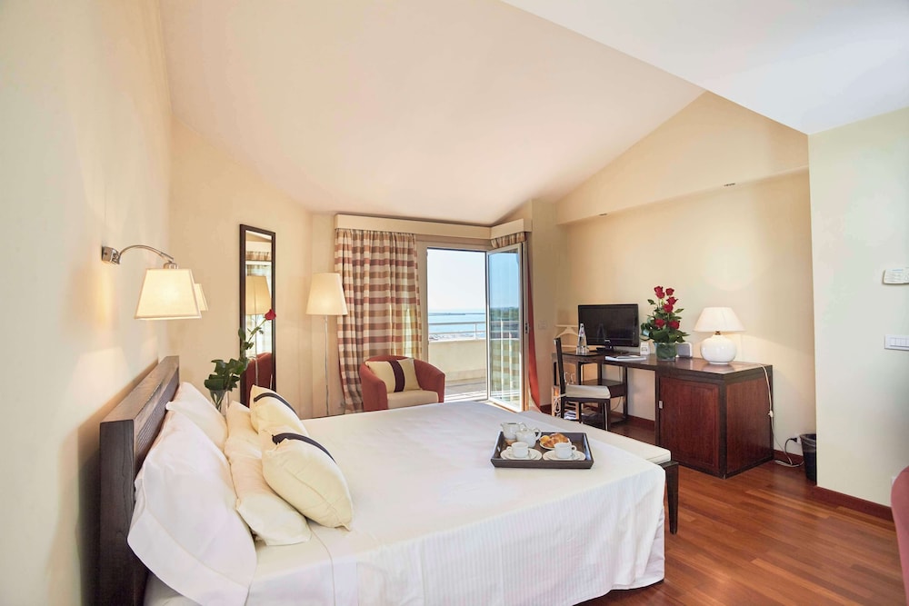 Panoramic Room, Partial Sea View - Photo 3