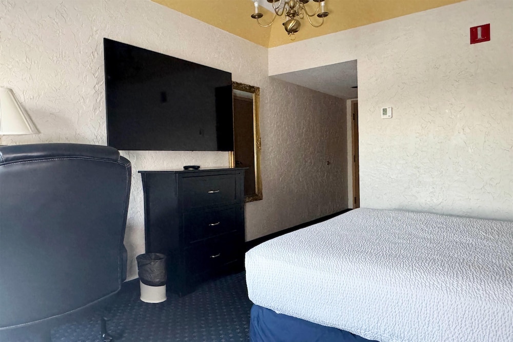 Room, 1 Queen Bed, Mobility Accessible, Non Smoking (Bathtub W/grab Bars) - Photo 3