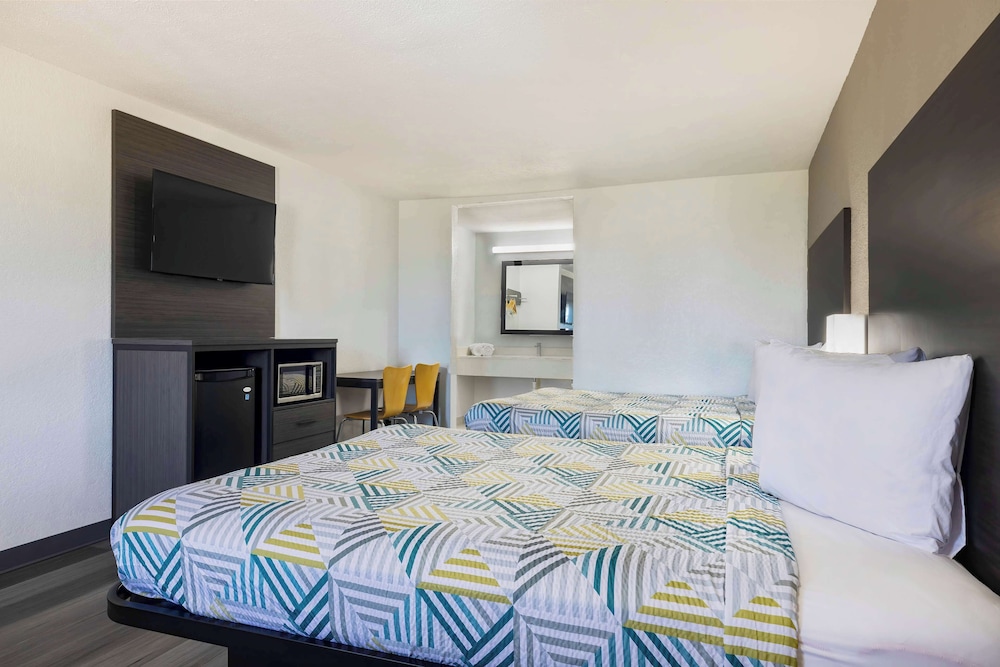 Standard Room, 2 Queen Beds, Non Smoking - Photo 3