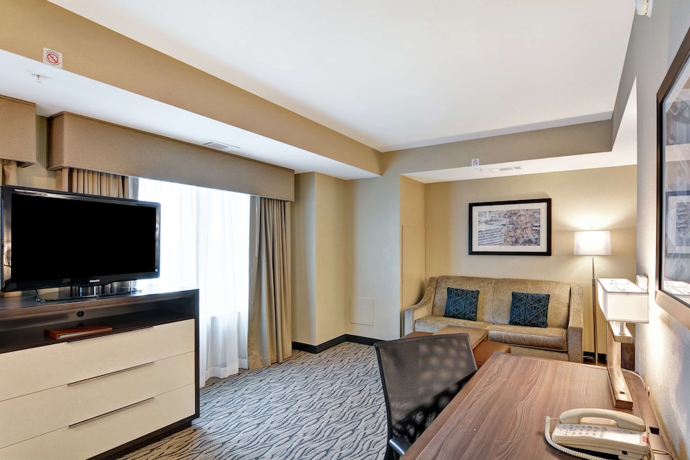 Suite, 1 King Bed, Accessible, Non Smoking photo 2