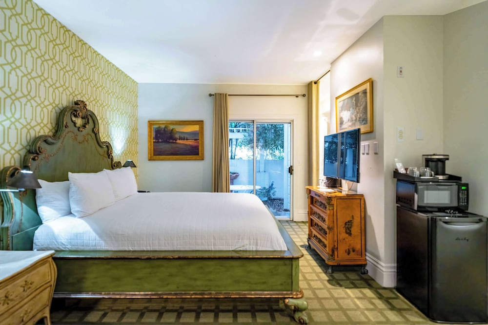Standard Room, 1 King Bed, Non Smoking, Jetted Tub - Photo 3