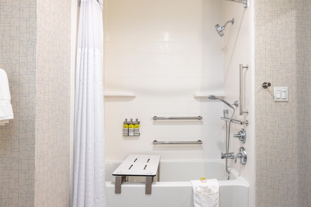 Standard Room, 1 King Bed, Accessible Bathtub (Communications, Mobility) - Photo 7
