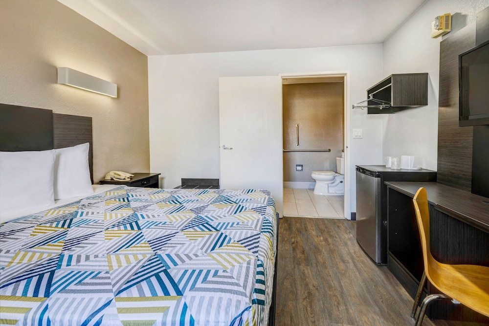 Standard Room, 1 Queen Bed, Smoking photo 3