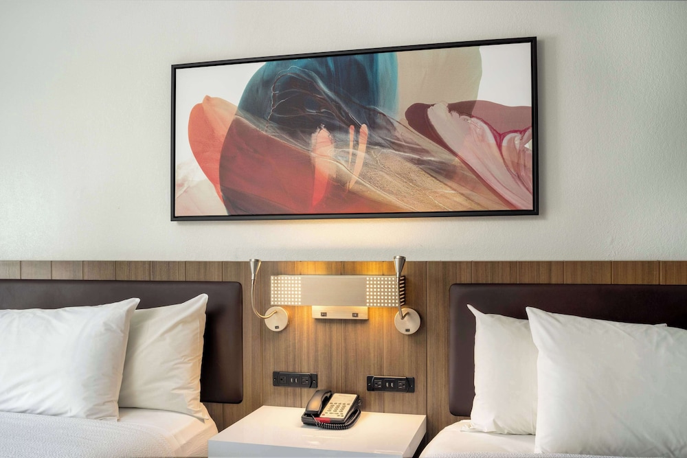 Room, 2 Queen Beds, Accessible (Roll-in Shower) - Photo 4