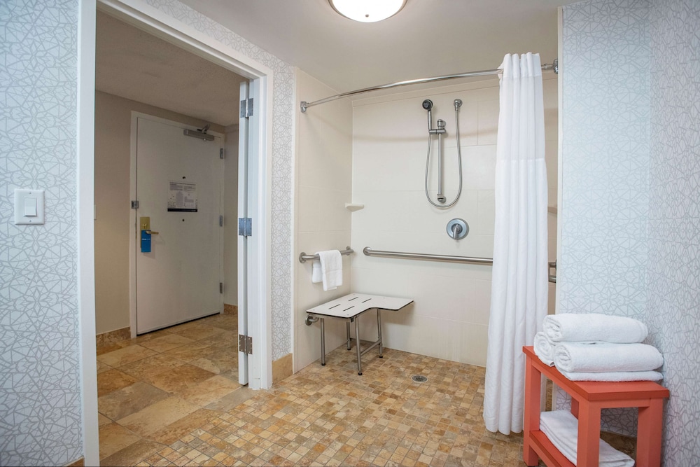 Room, 2 Queen Beds, Accessible (Roll-In Shower, Mobility & Hearing) - Photo 9