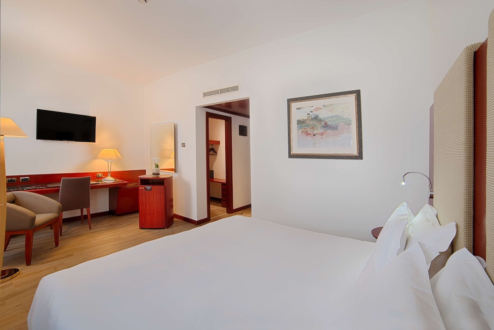 Standard Triple Room thumbnail 5