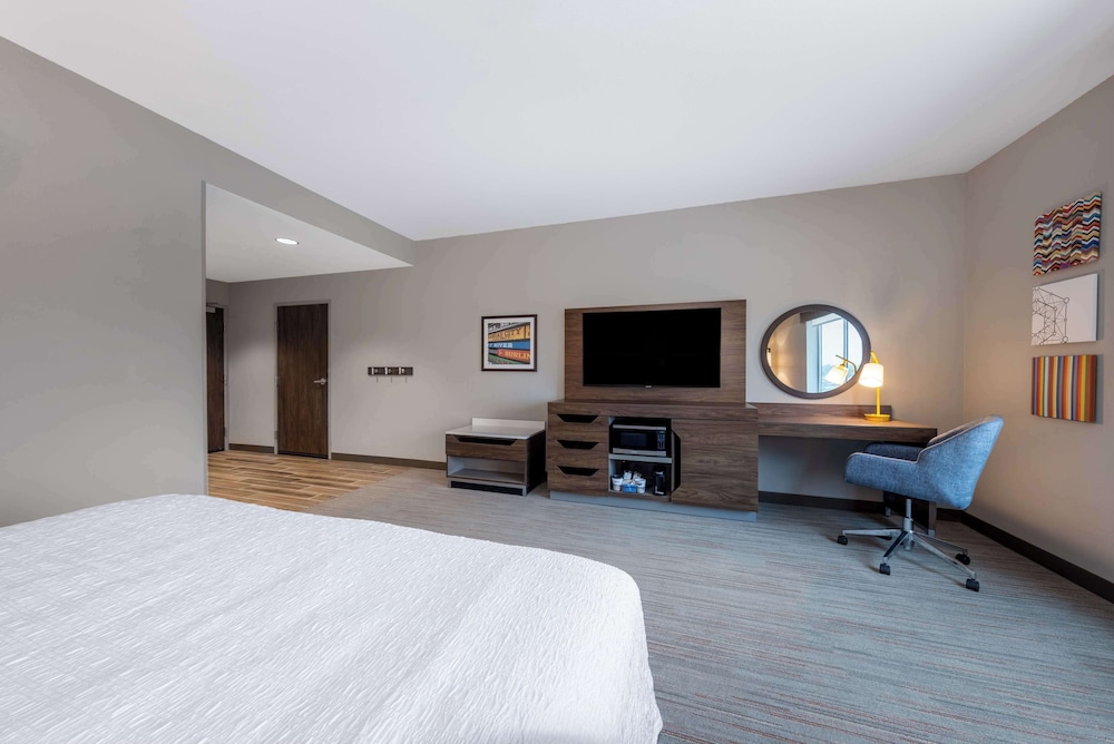Room, 1 King Bed, Accessible, Bathtub - Photo 6