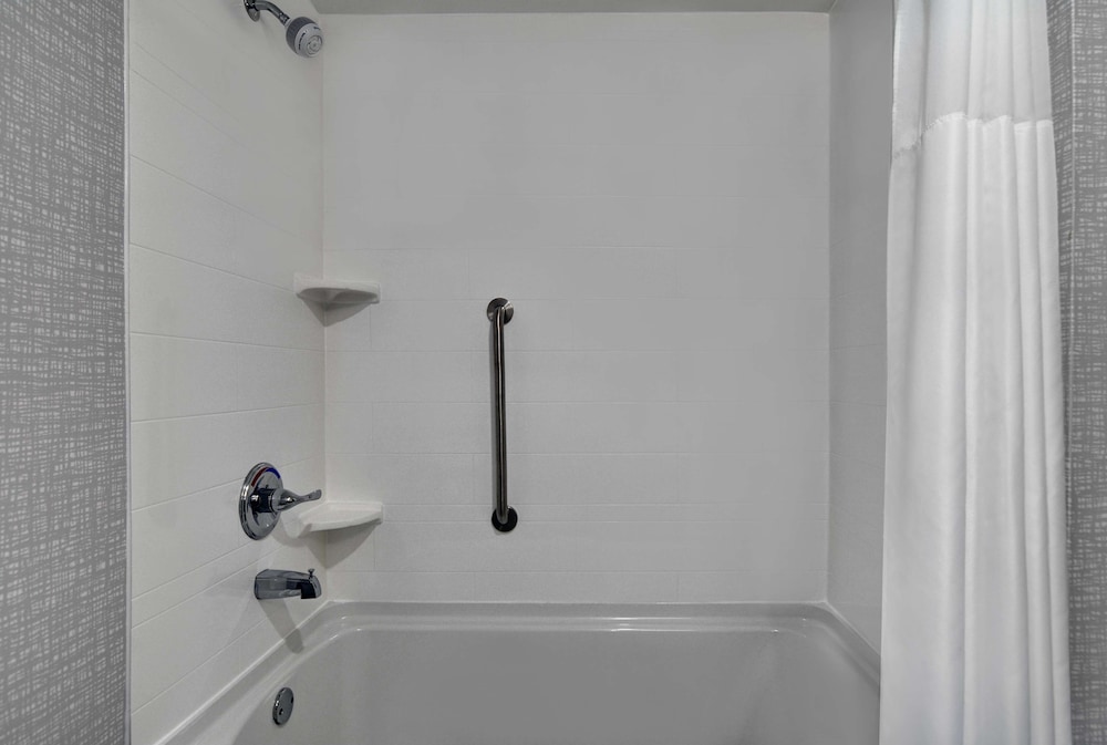 Room, 1 King Bed, Refrigerator & Microwave - Photo 3