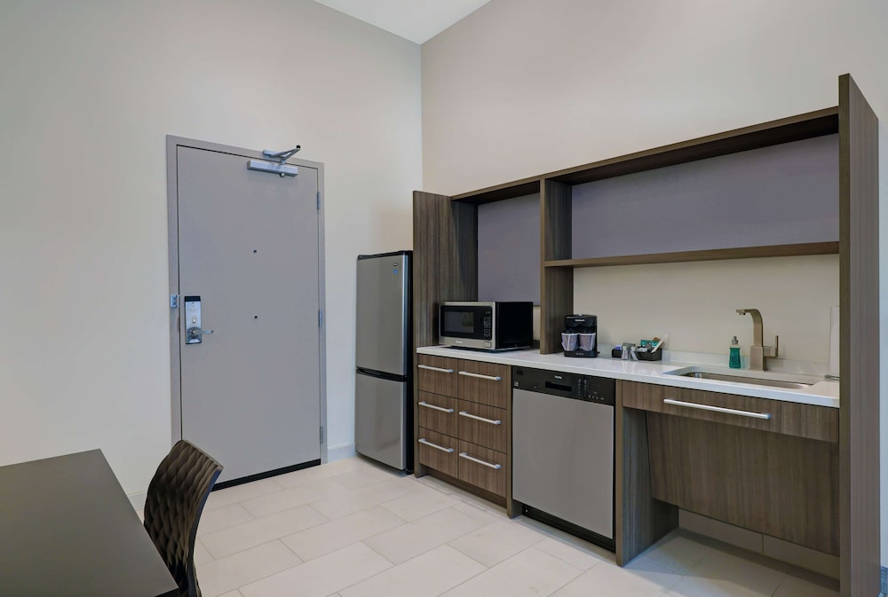 Room, 1 Queen Bed, Accessible (Mobility & Hearing, 3x3 shower) photo 2