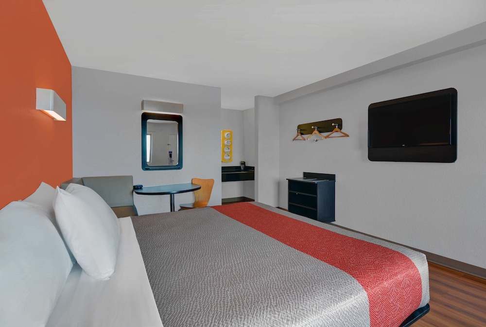 Premium Room, 1 King Bed, Non Smoking, Refrigerator & Microwave - Photo 9