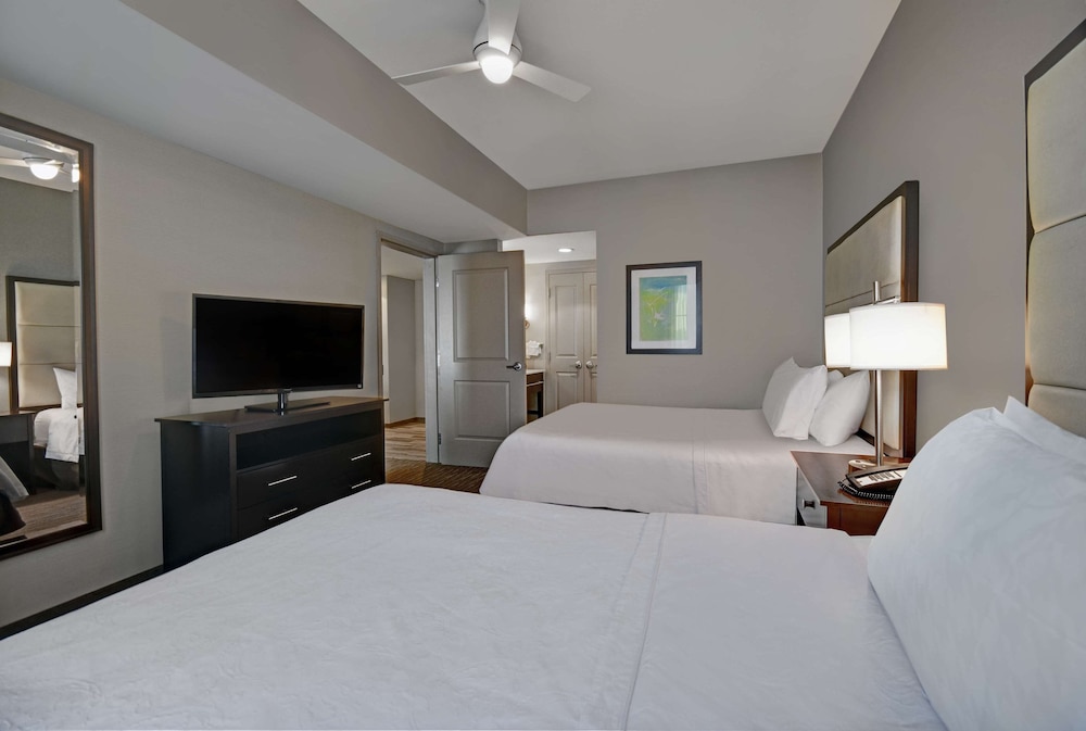 Suite, 2 Bedrooms (1 King Bed, 2 Queen Beds) Accessible, Hearing photo 2