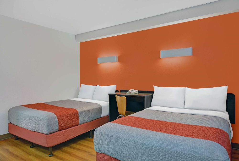 Premium Room, 2 Queen Beds, Non Smoking, Refrigerator & Microwave - Photo 6