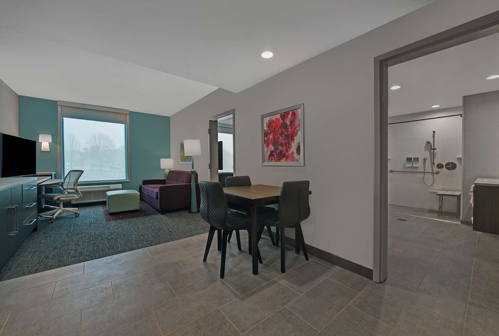 Suite, 1 King Bed, Accessible (Roll-In Shower) - Photo 5