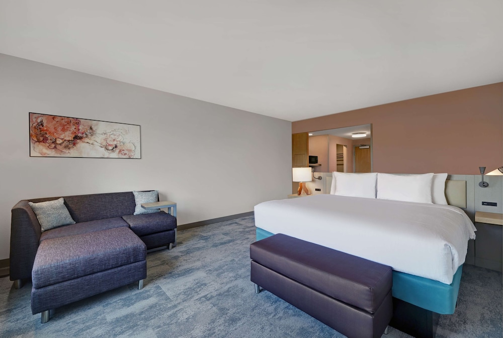 Room, 1 King Bed, Accessible (Hearing) - Photo 1