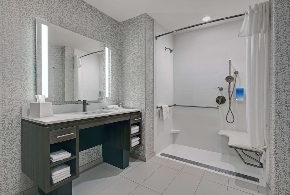 Suite, 1 King Bed, Accessible, Bathtub - Photo 6