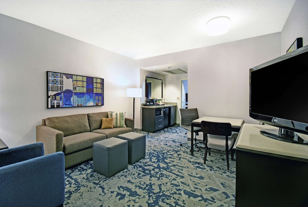 Premium Suite, 2 Double Beds, Accessible, Bathtub - Photo 3