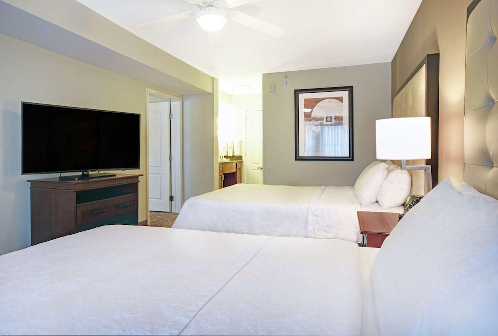 Suite, 2 Bedrooms - Photo 3