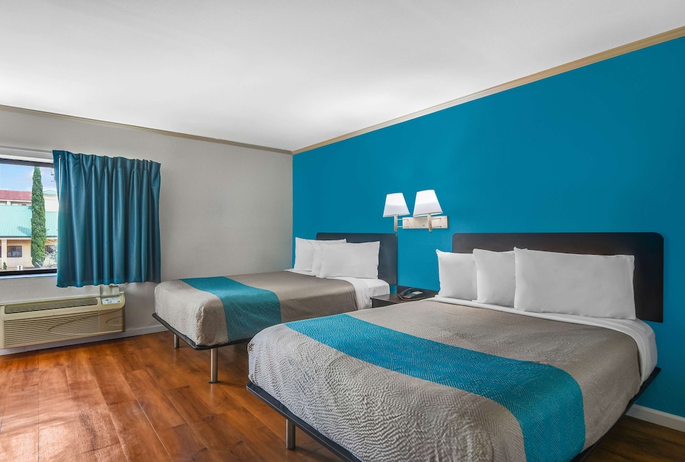 Standard Room, 2 Double Beds, Smoking - Photo 1