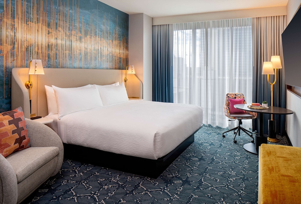 Deluxe Room, 1 King Bed (Hearing)