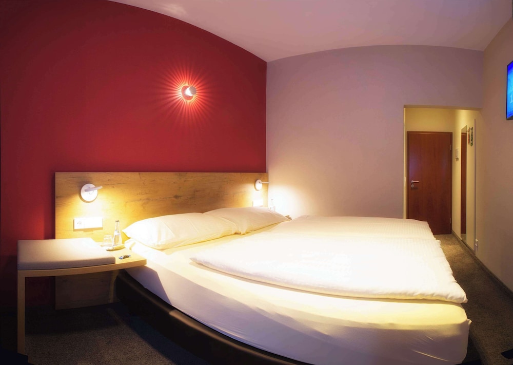 Standard Room, 1 Queen Bed - Photo 2