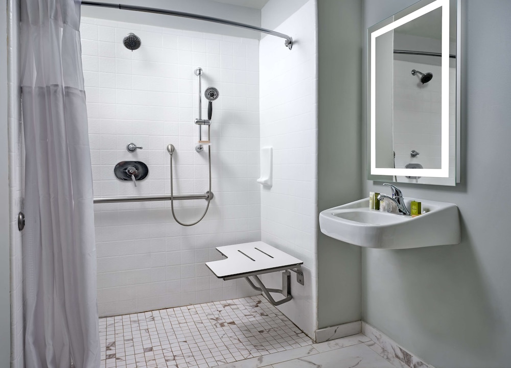 Room, 2 Queen Beds, Accessible (Mobility/Hearing, Roll In Shower) - Photo 4
