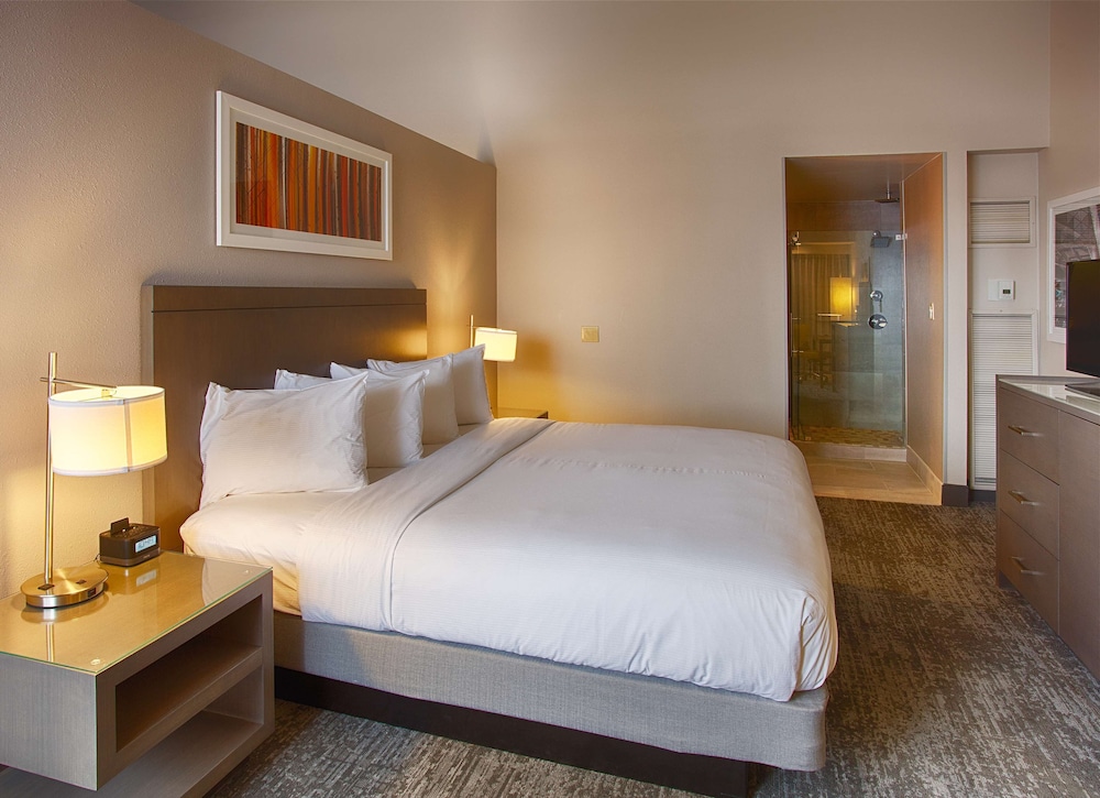 Room, 1 King Bed, Non Smoking - Photo 7